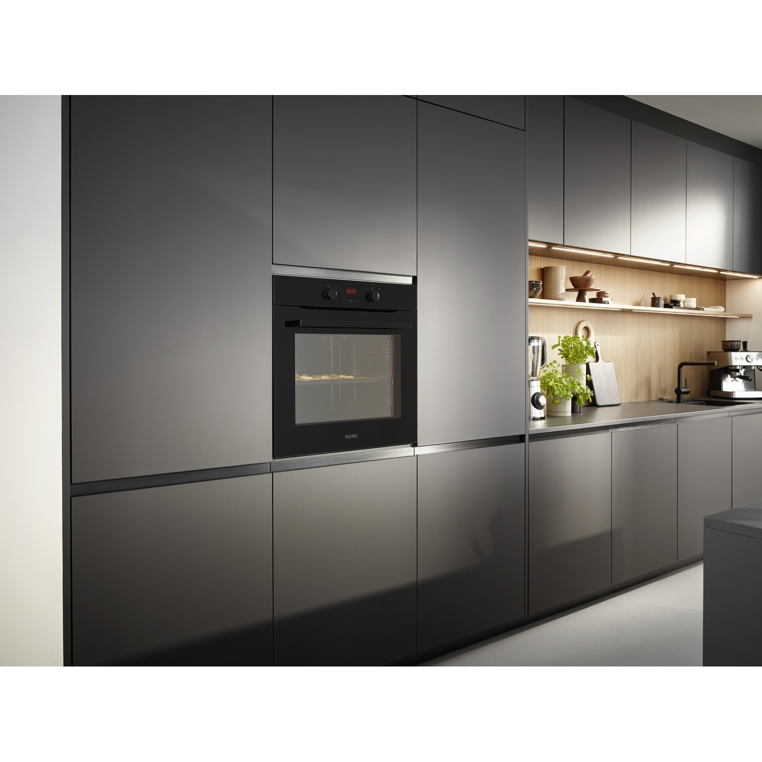 Cucina con un forno.
