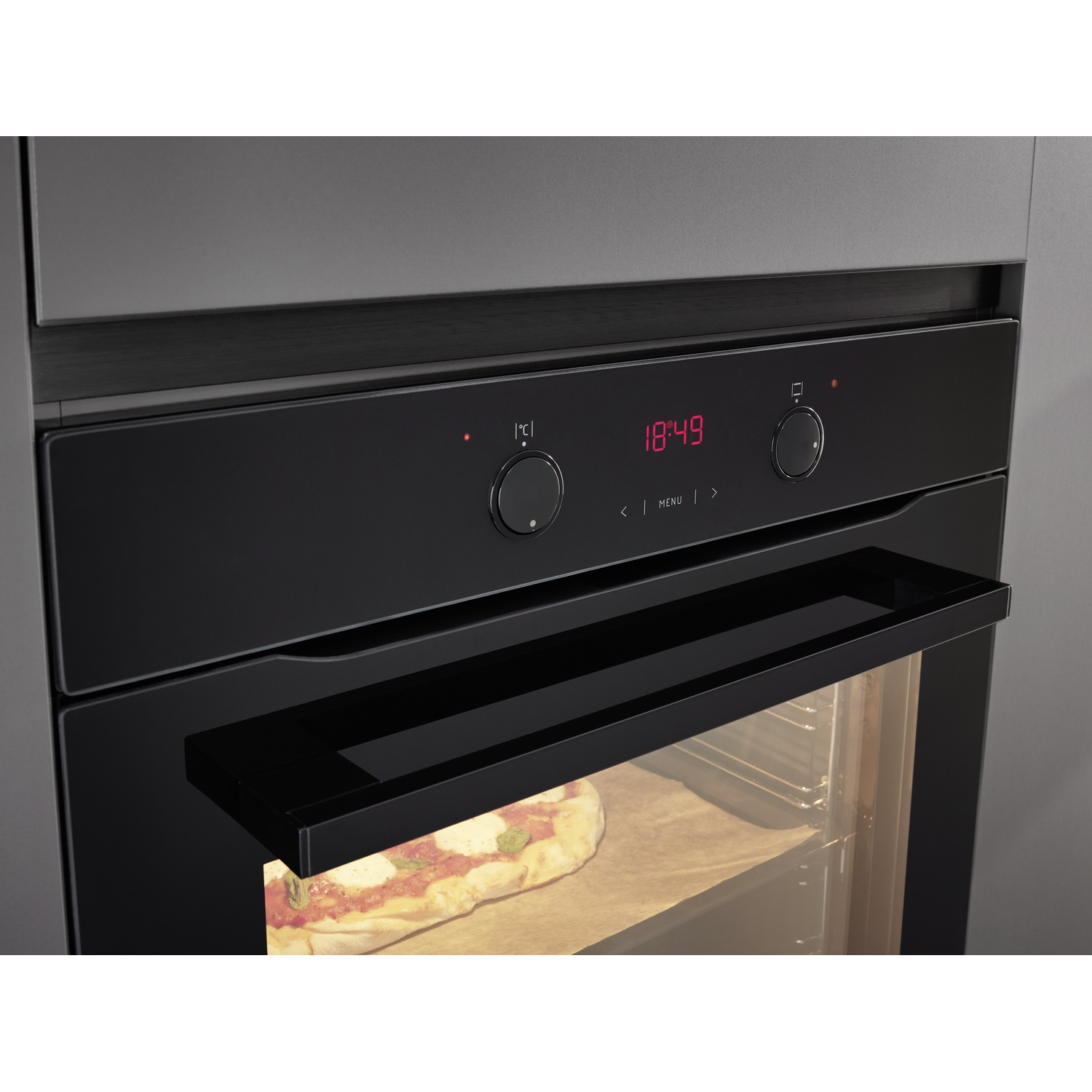 Primo piano di un forno con pizza.