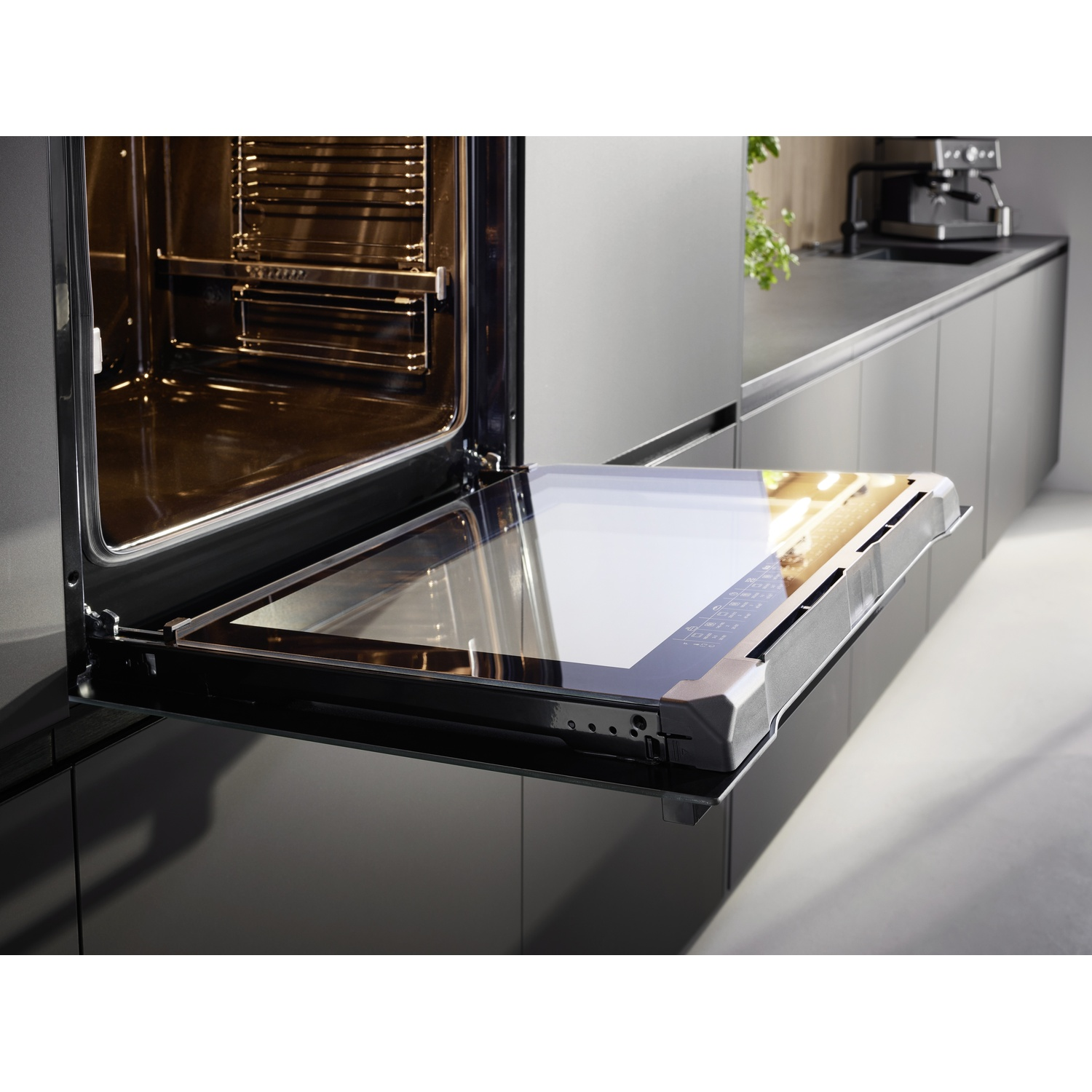 Cucina con forno aperto.