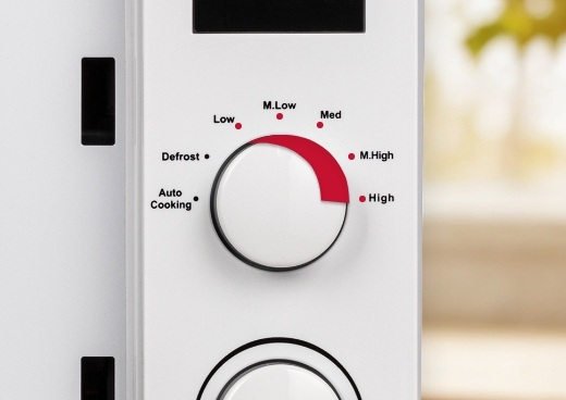 Panel sterowania mikrofalówką. Pokrętło z ustawieniami, w tym poziomy mocy i opcje gotowania.