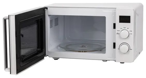 Biała mikrofala z otwartymi drzwiami, odsłaniająca wnętrze. W środku szklany talerz.