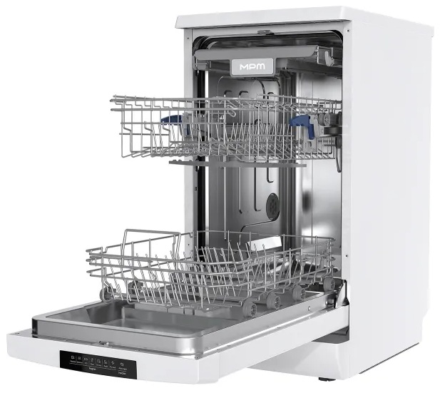 Biała zmywarka, otwarta. Wnętrze z widocznymi koszami na naczynia.