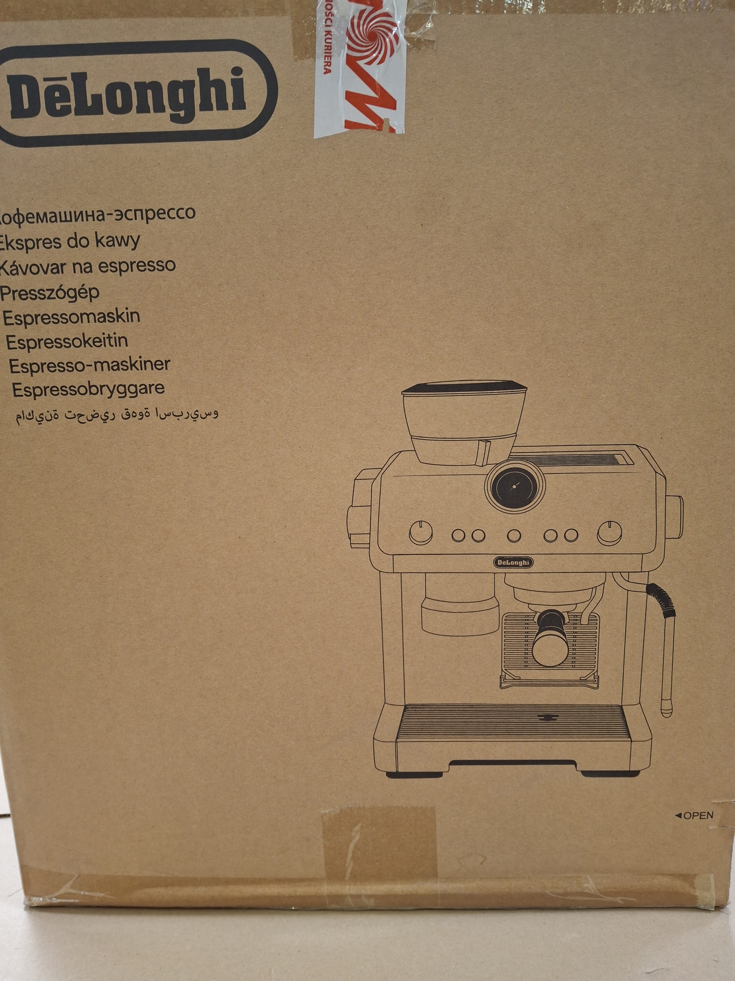 Pudełko ekspresu do kawy DeLonghi. Pudełko pokazuje rysunek maszyny.