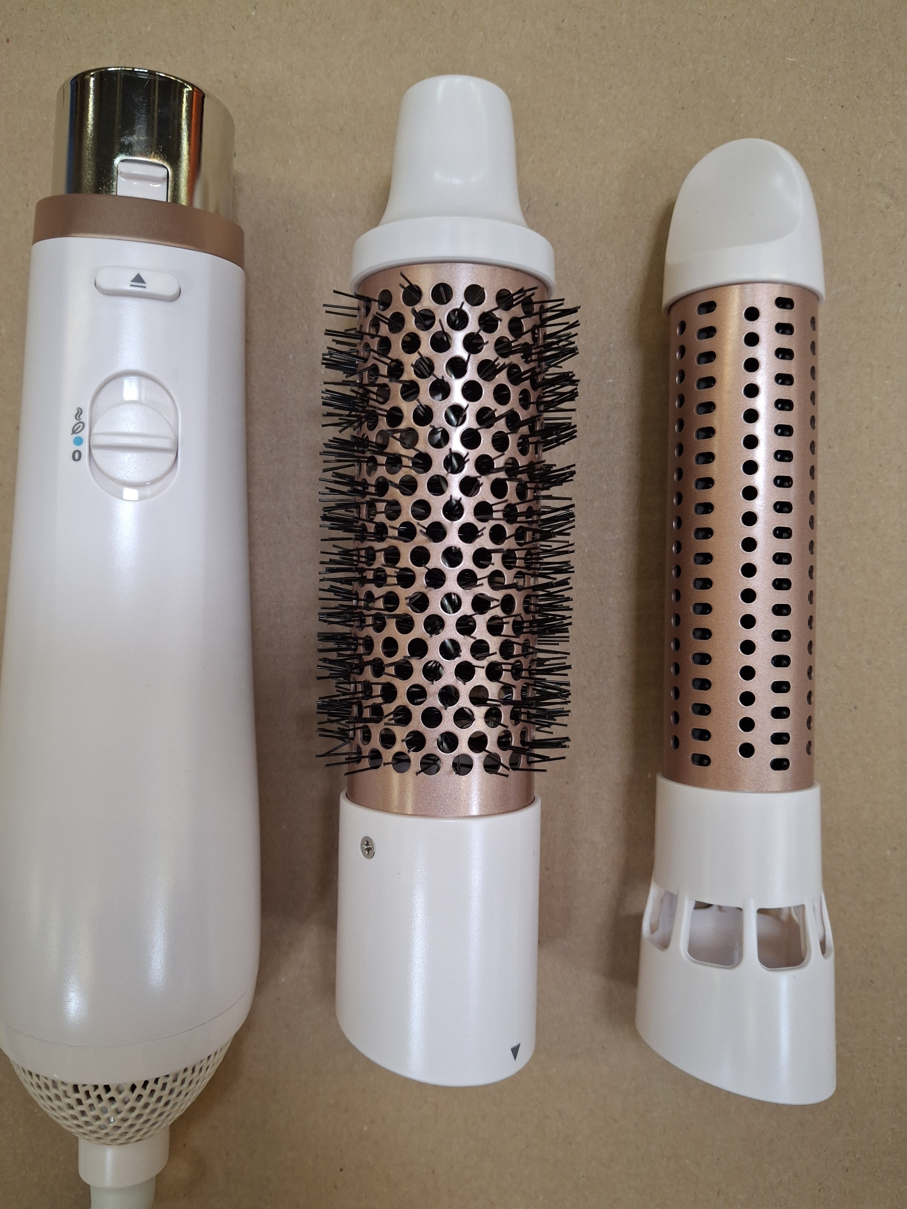 Akcesoria Philips Air Styler: szczotka, lokówka i koncentrator.