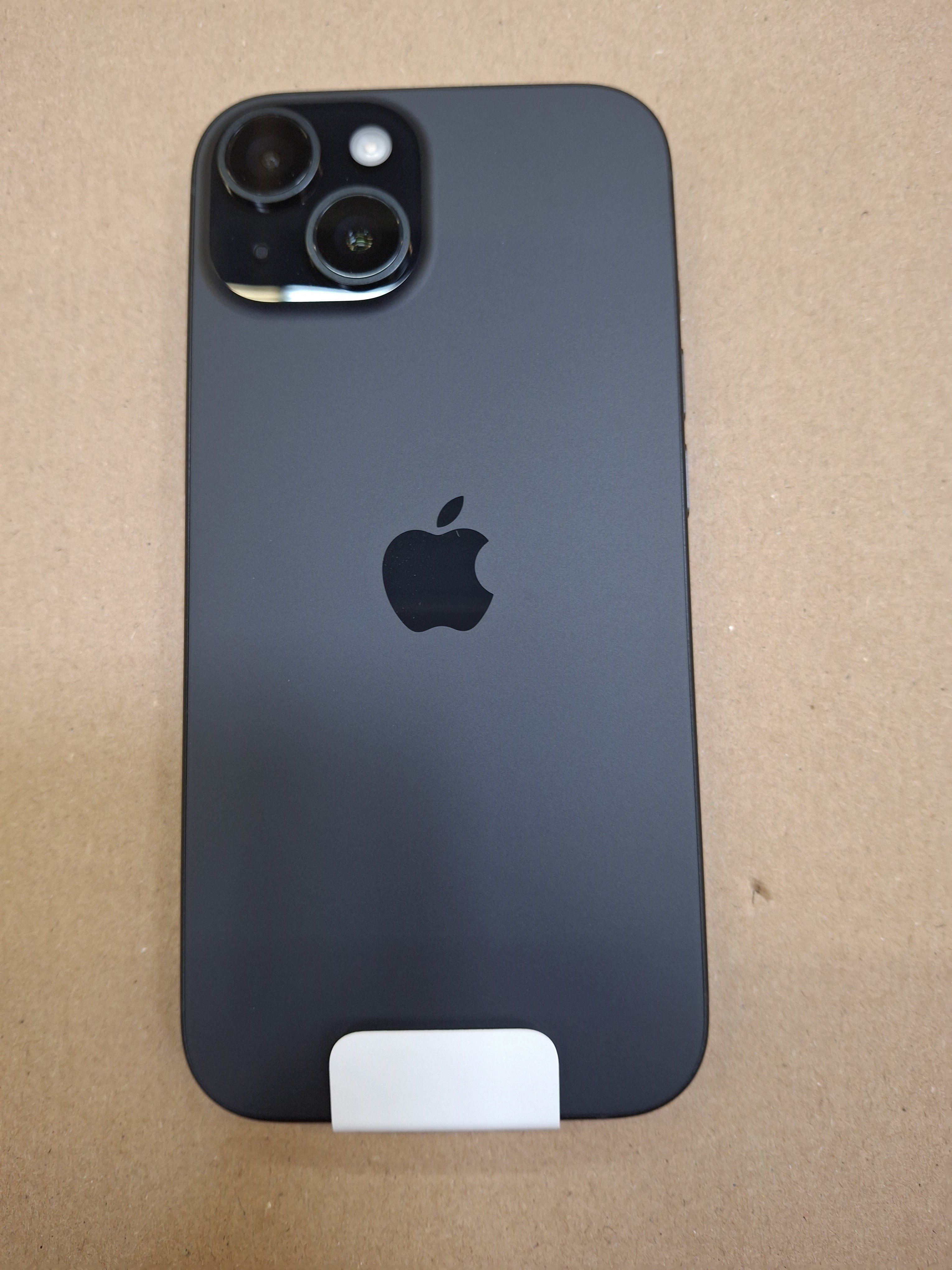 Tył czarnego telefonu, z aparatami, lampą błyskową i logo Apple.