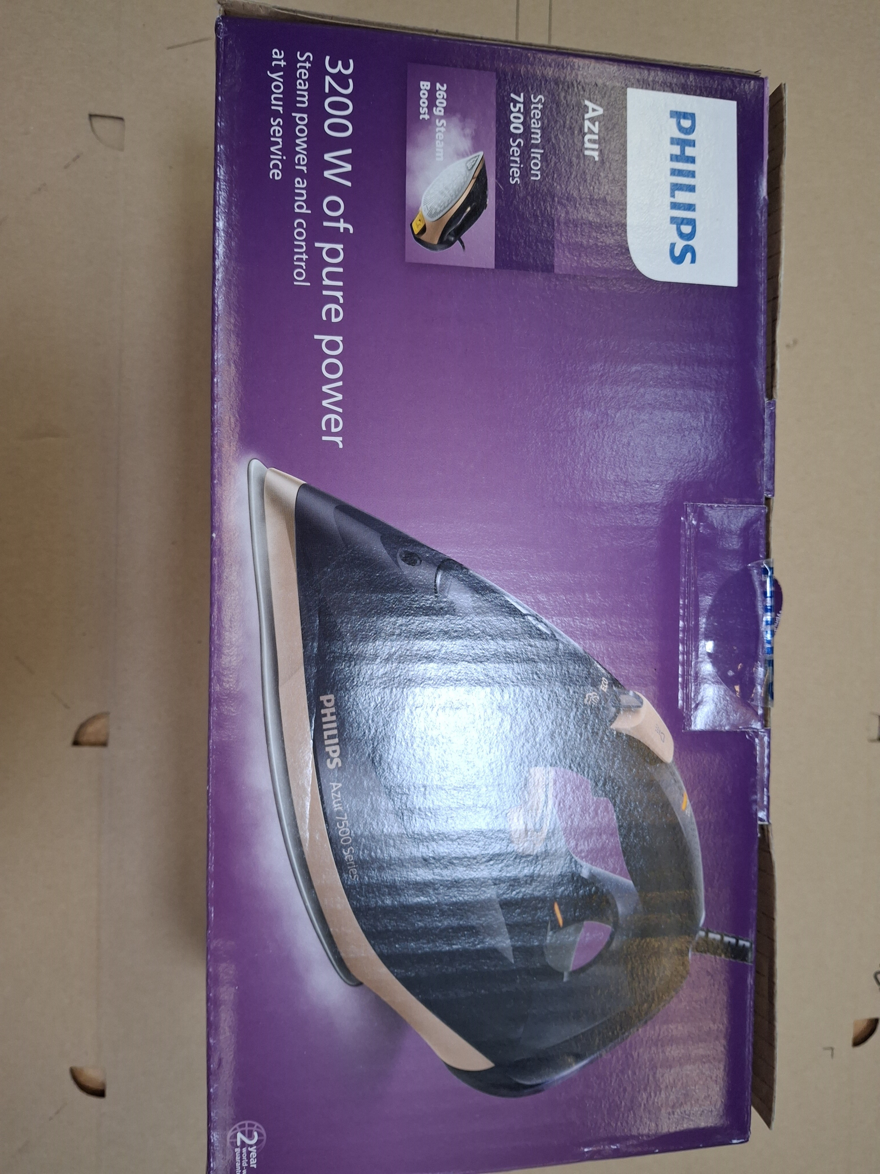 Pudełko z żelazkiem, tekst: Philips Azur seria 7500, 3200W czystej mocy.