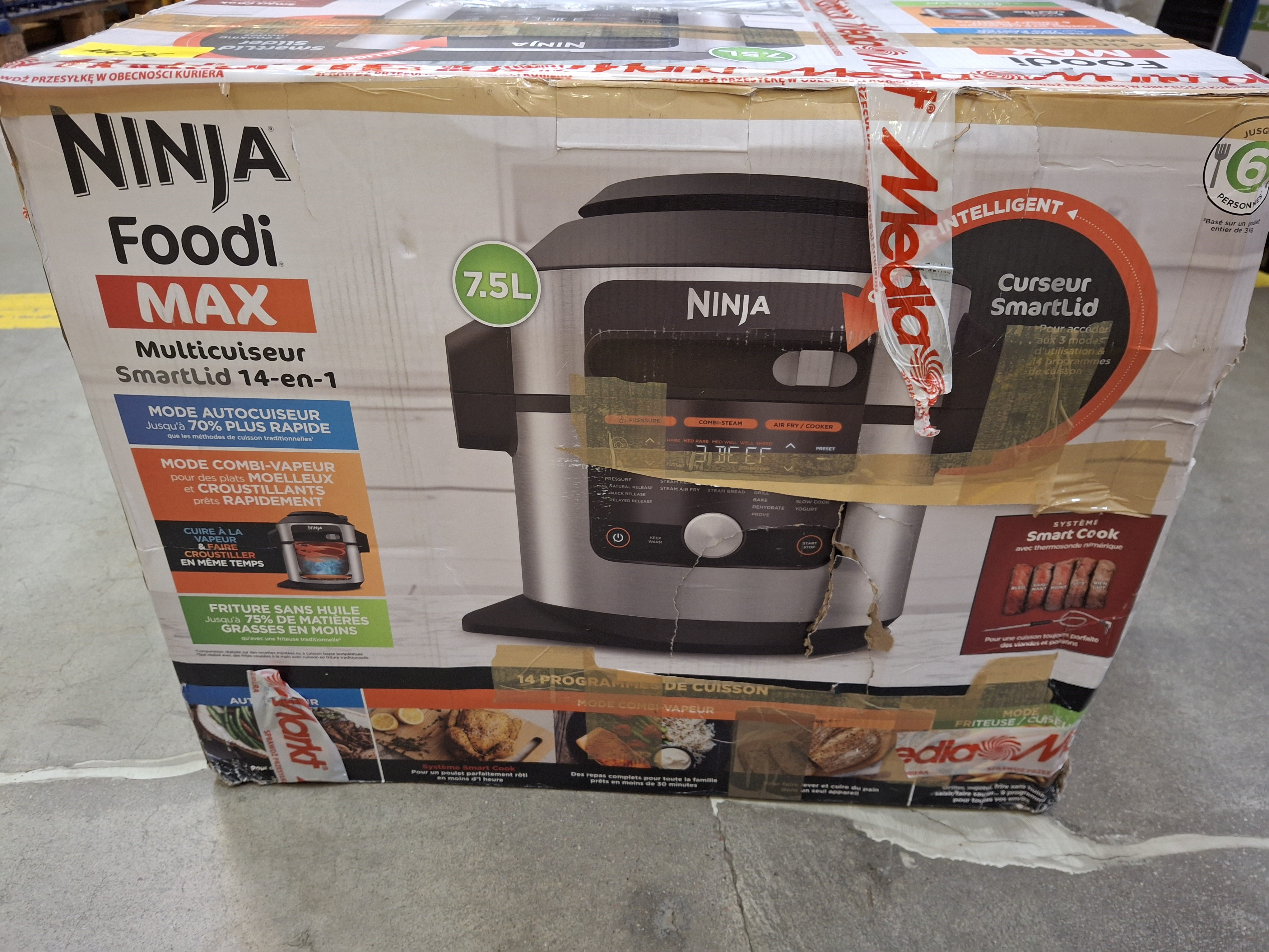 Pudełko Ninja Foodi MAX ze zdjęciem multicookera, etykietami i taśmą Media Markt.
