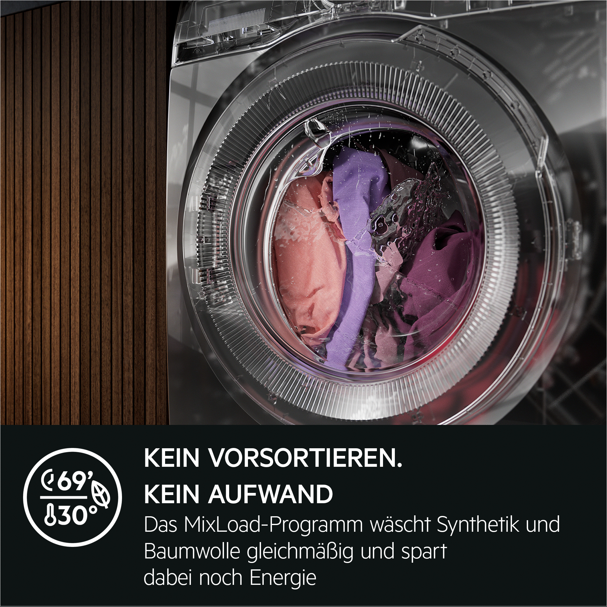 Waschmaschinentrommel mit rosa und lila Kleidung, mit Text.