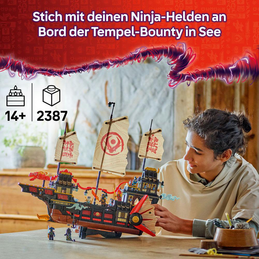 Junge baut Lego Ninjago Schiff. Set enthält Teile und Mini-Figuren auf einem Tisch.