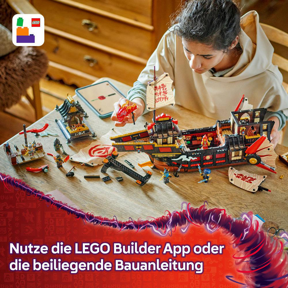Junge baut Lego Ninjago Schiff. Lego-Teile auf einem Tisch verstreut.