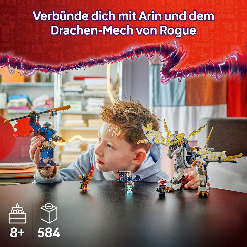 Ein Junge betrachtet Lego Ninjago Figuren auf einem Tisch. Es gibt einen Drachen-Mech und andere Minifiguren.