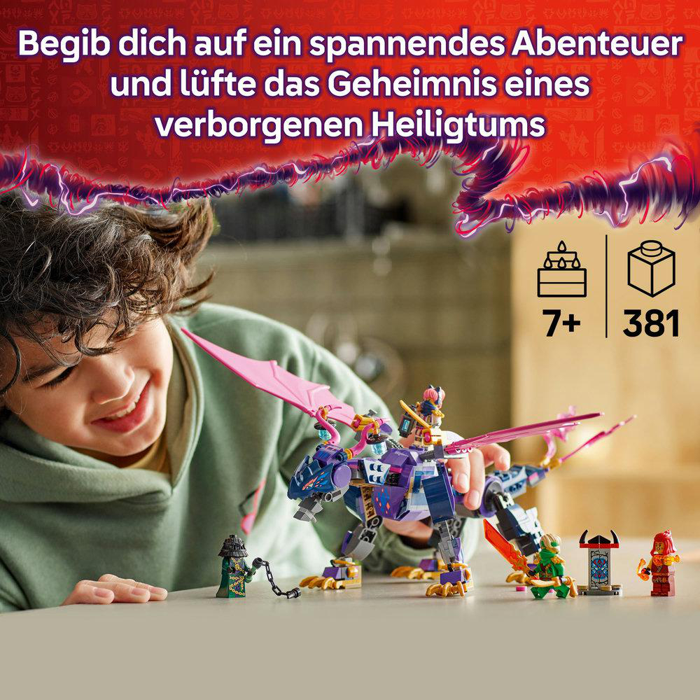 Ein Junge spielt mit einem Lego Drachenmodell. Er hält es in den Händen, mit Minifiguren und einem Tisch.