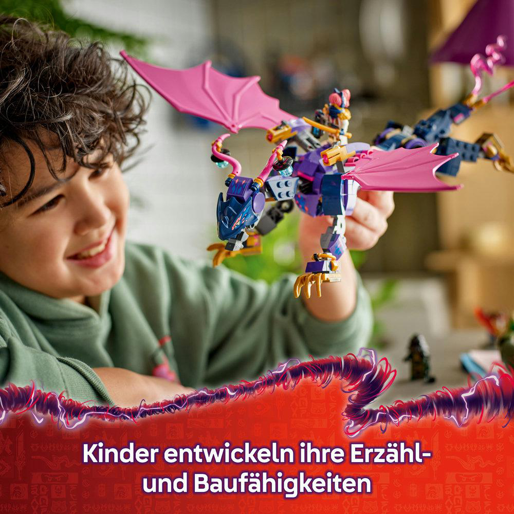 Ein Junge lächelt und hält ein Lego Drachenmodell. Das Modell hat rosa Flügel und einen blauen Körper.