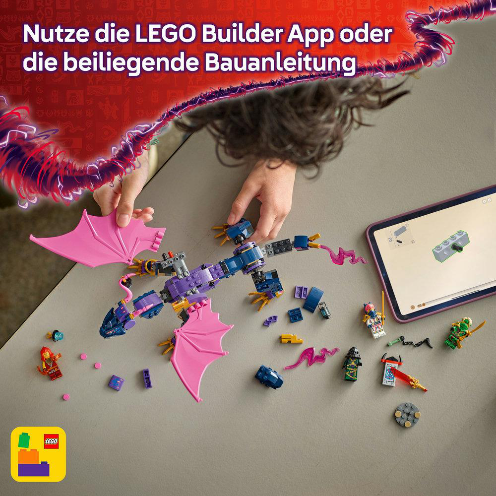 Hände, die einen Lego-Drachen mit rosa Flügeln zusammensetzen. Tablet mit Anweisungen daneben.