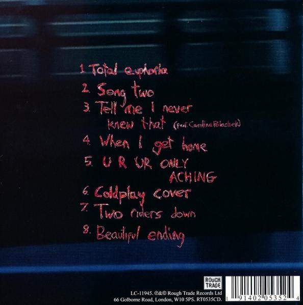 CD-Cover mit Titelliste. Titel sind handschriftlich in Pink auf dunklem Blau. Weißer Text unten.