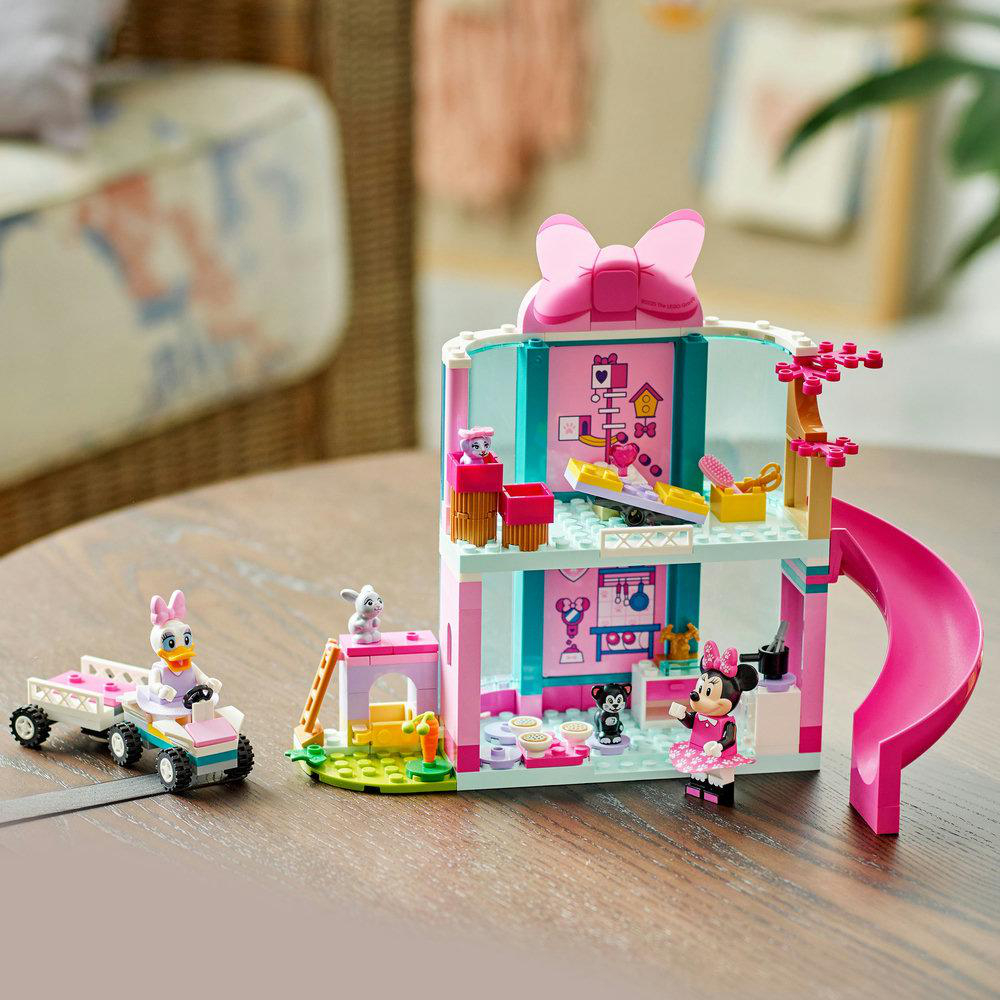 Ein Lego-Set mit Minnie Mouse und Daisy Duck Figuren in einer Raumeinstellung.