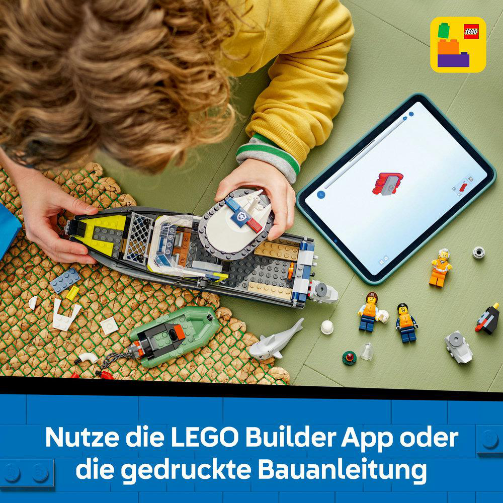 Ein Kind benutzt ein Tablet mit einer Lego-App, spielt mit einem Boot-Set mit Figuren und einem Hai.
