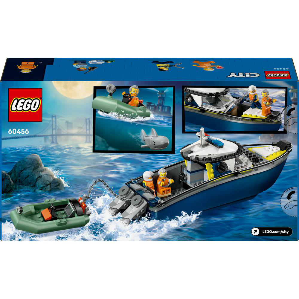 Lego City Polizeiboot-Box mit Boot, Beiboot, Figuren und Hai. Wasser-Hintergrund.