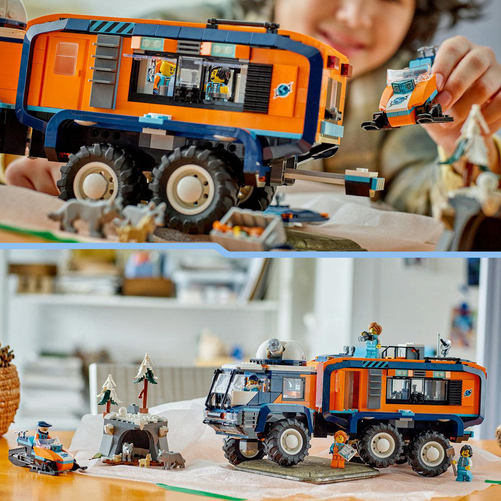 Ein Junge spielt mit einem Lego Arctic Truck, einem Schneemobil-Set und einem Höhlenset.