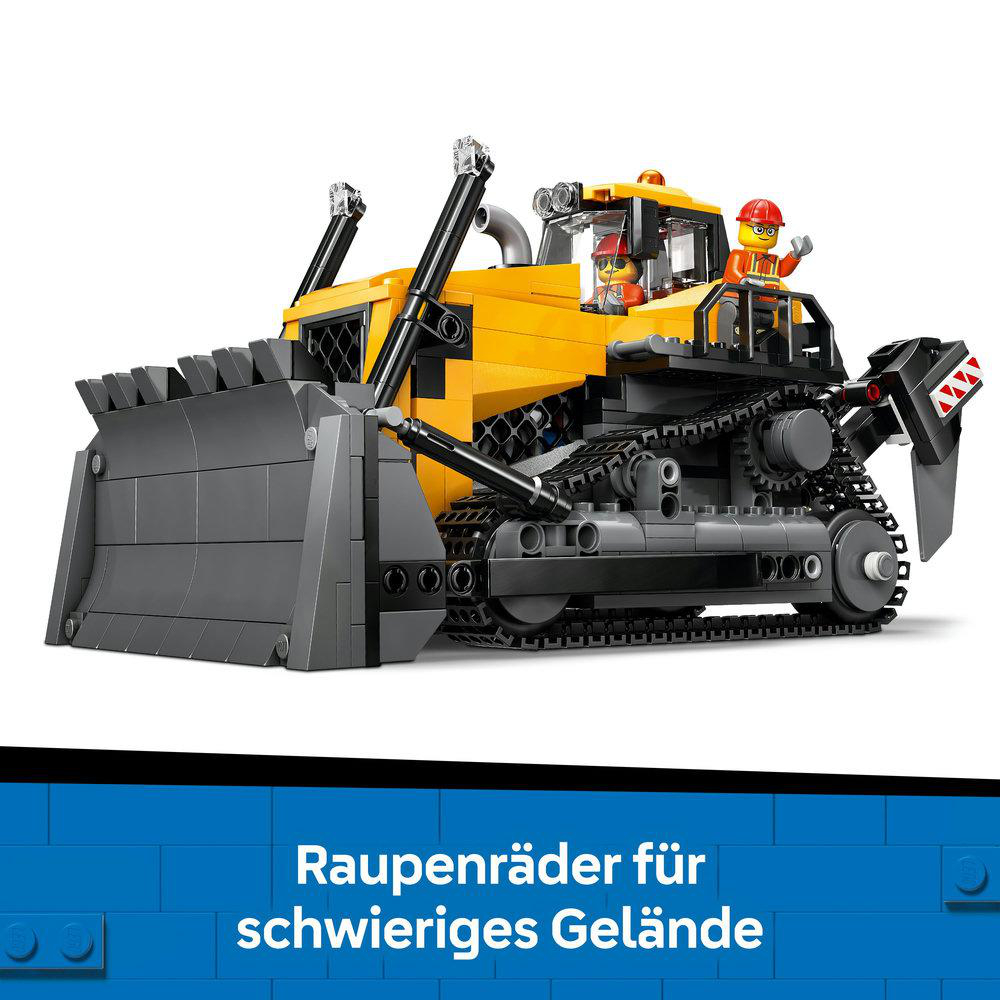 Ein Lego-Bulldozer-Set. Er ist gelb und grau, mit einer schwarzen Spur. Zwei Mini-Figuren befinden sich im Bulldozer. Weißer Hintergrund.