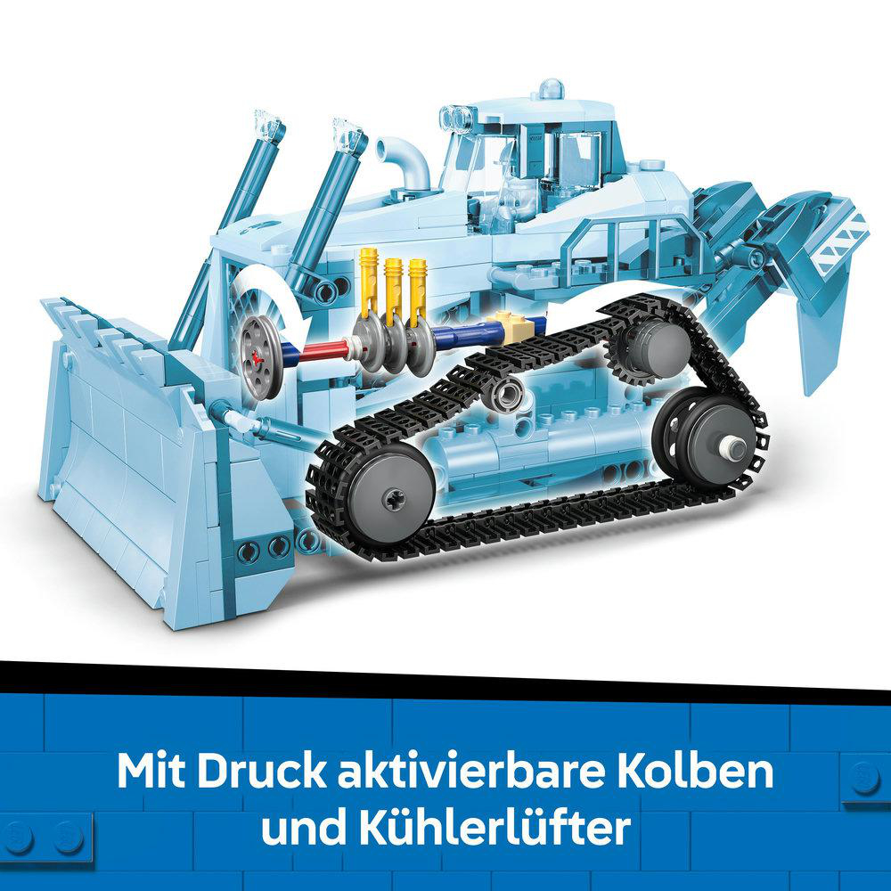 Ein Lego-Bulldozer-Modell. Es ist hellblau. Es hat eine bewegliche Klinge und eine schwarze Spur. Weißer Hintergrund.
