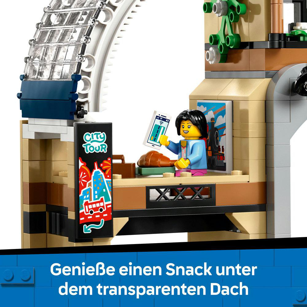 Lego Central Train Station Set. Eine Frau genießt einen Snack unter einem transparenten Dach.
