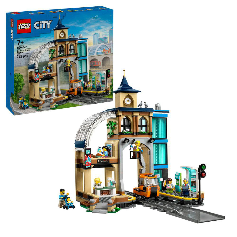 Lego City Set mit einem Bahnhof, Minifiguren und einer Box mit Zugbild.