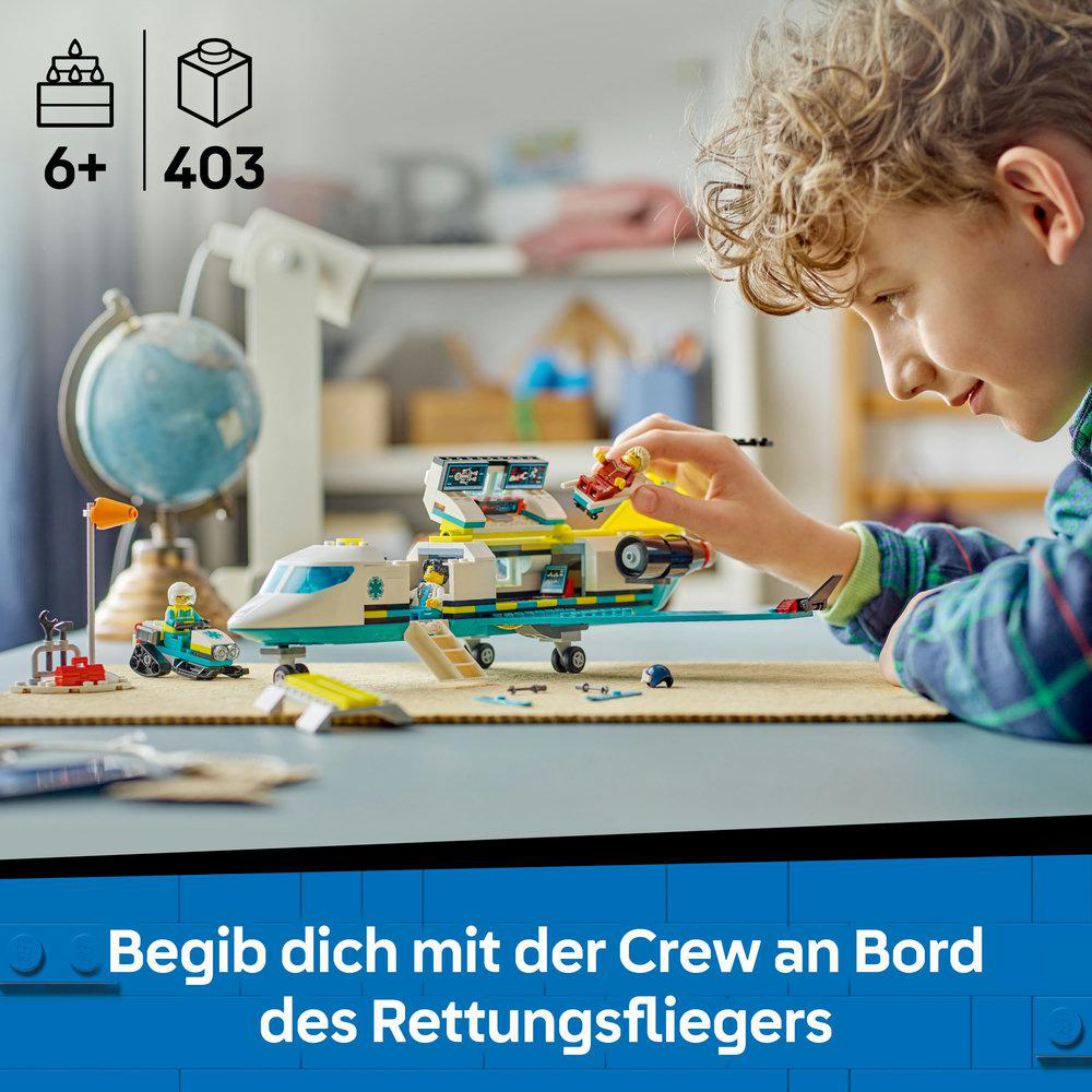 Ein Junge spielt mit einem LEGO Air Ambulance Set. Text: Gehen Sie mit der Crew an Bord des Rettungsflugzeugs.