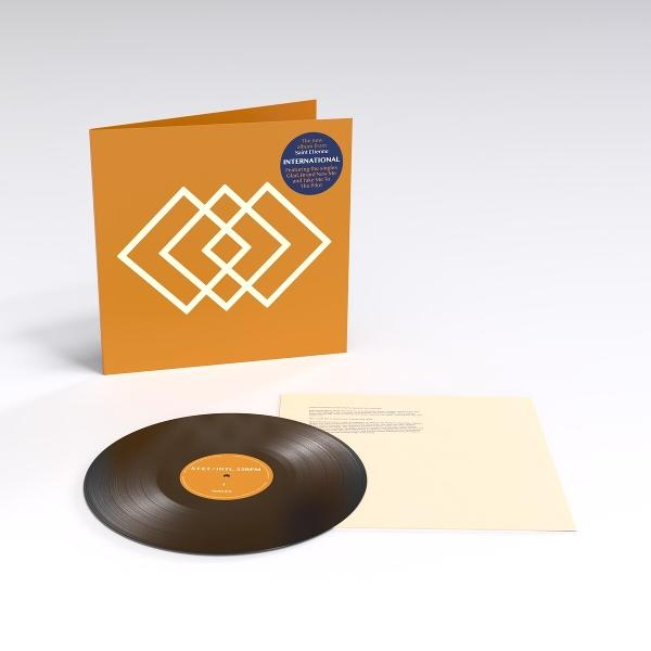 Albumcover, orangefarbener Hintergrund. Vinyl-Schallplatte, weißes geometrisches Design. The New Wave of British Heavy Metal.