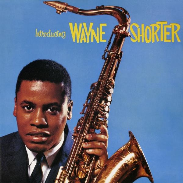 Jazz-Albumcover. Schwarzer Mann mit einem Saxophon. Blauer Hintergrund. Text: Introducing Wayne Shorter.