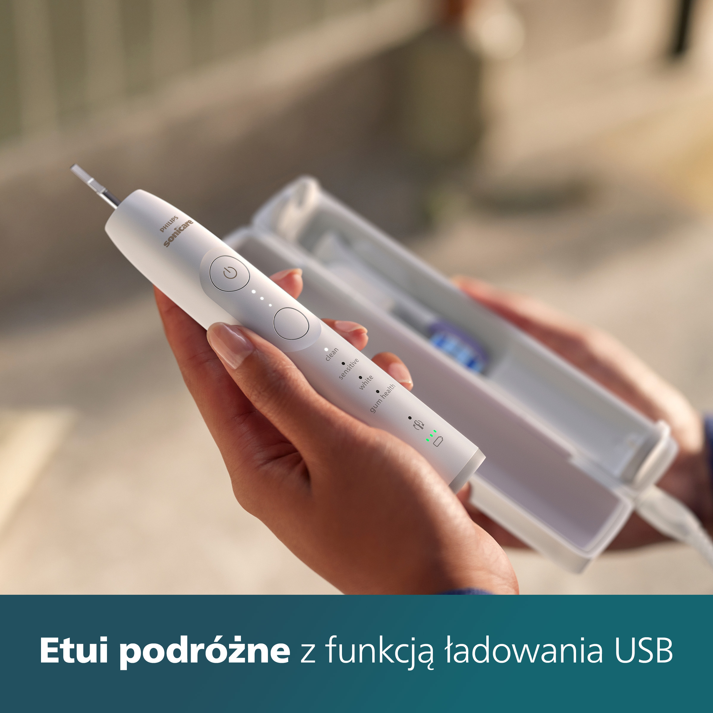 Kobieta trzyma białe etui podróżne ze szczoteczką do zębów. Funkcja ładowania USB.