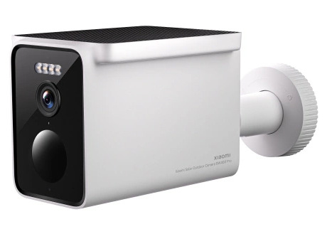 Biała zewnętrzna kamera bezpieczeństwa z czarnym przodem i panelem słonecznym. Kamera zamontowana na białym wsporniku.