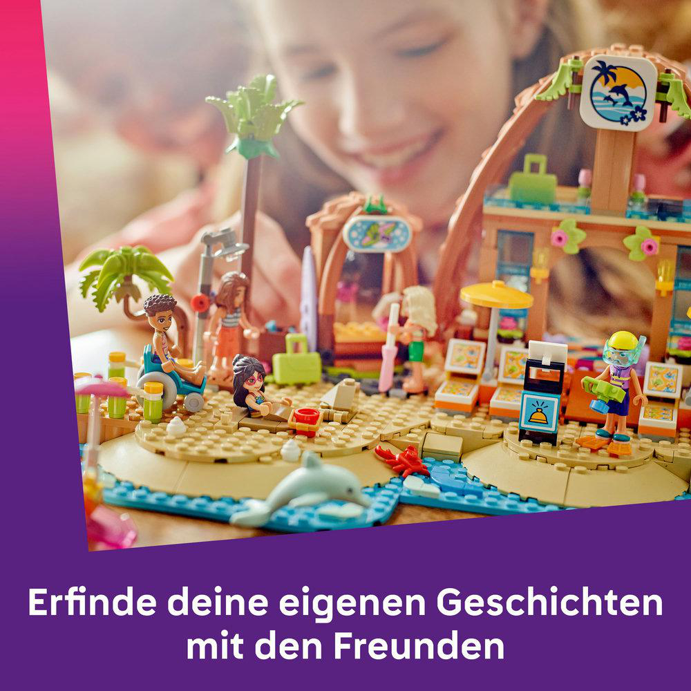 Ein Mädchen spielt mit einem Lego-Strandresort-Set. Das Set enthält Strandelemente, Figuren und einen Delfin.
