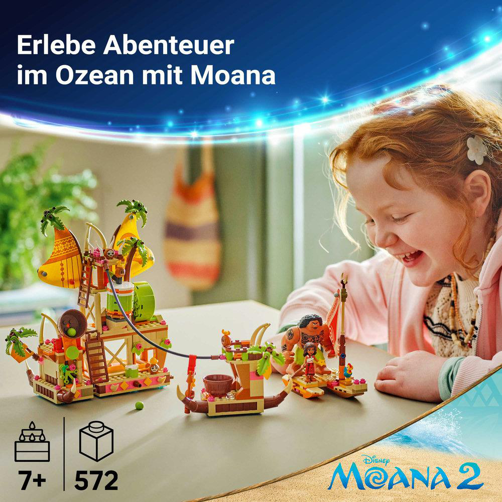 Mädchen spielt mit Lego Moana Set mit Boot und Figuren. Set zeigt Moana und Maui.