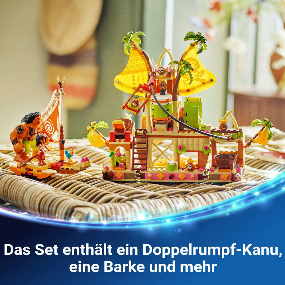 Nahaufnahme des Lego Moana Sets mit Boot, Figuren und Palmen auf einer Korboberfläche.