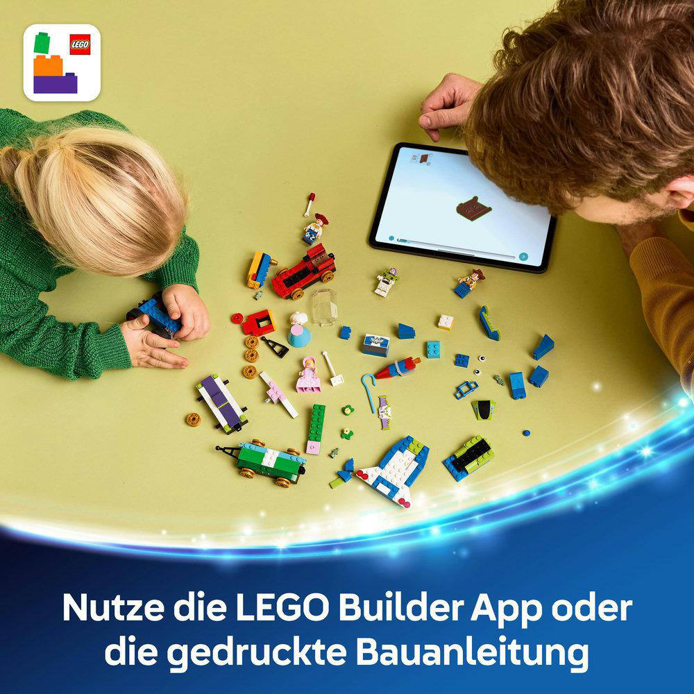 Kind und Mann nutzen die Lego Builder App auf einem Tablet. Lego-Steine liegen auf dem Tisch.
