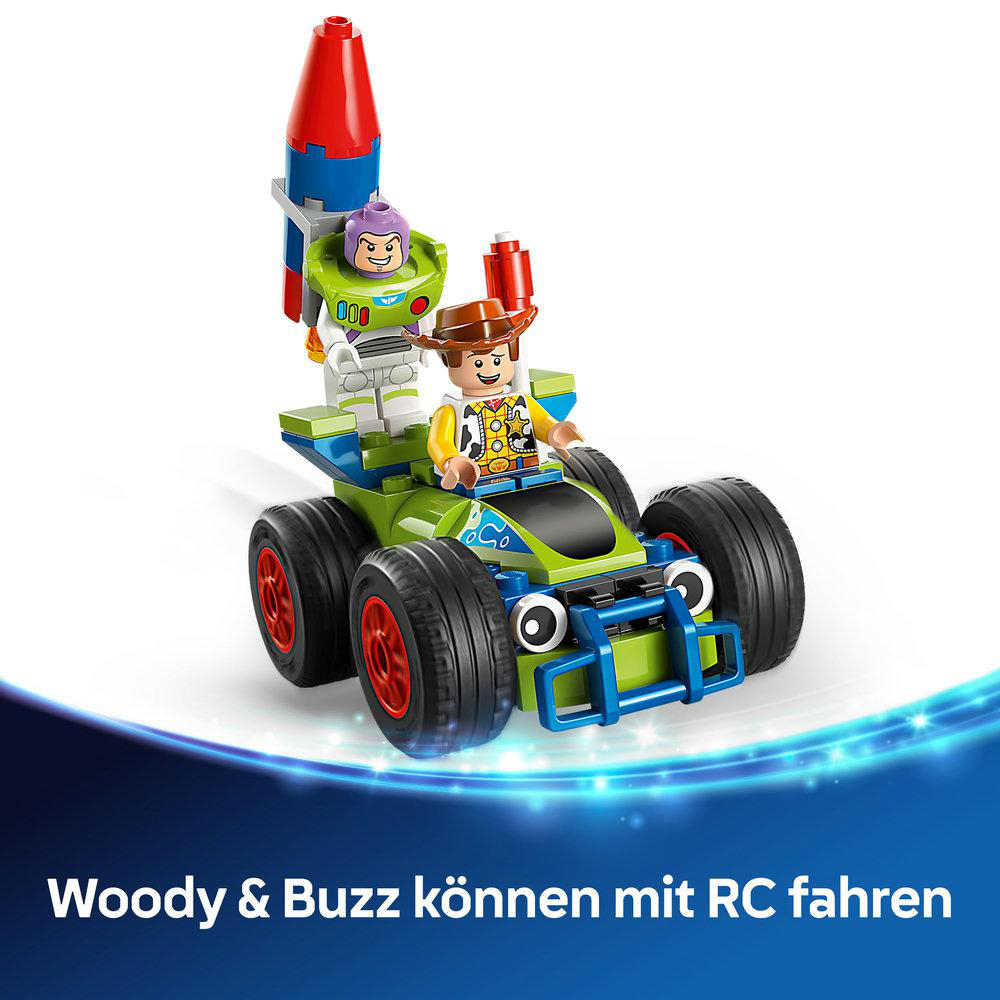 Toy Story Lego Auto mit Woody und Buzz Lightyear Figuren. Das Auto ist grün und blau.
