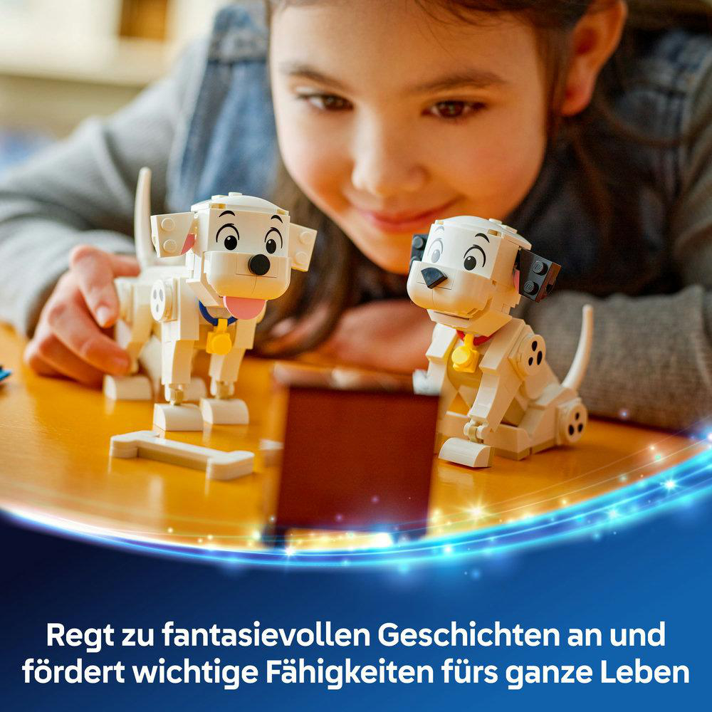 Junges Mädchen spielt mit einem 101 Dalmatiner LEGO Set. Zeigt zwei Dalmatiner-Welpen auf einem Tisch.