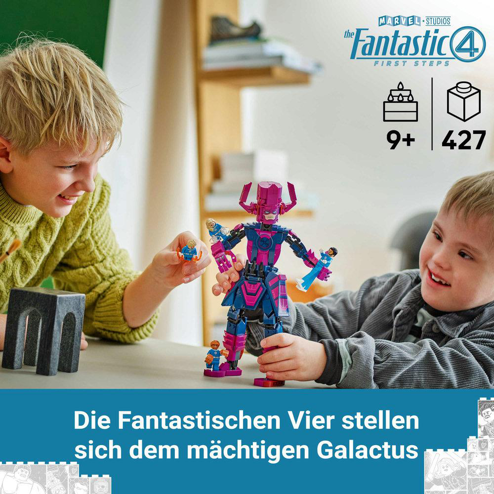 Zwei Kinder spielen mit einem Lego-Set mit Galactus und Fantastic Four Figuren.