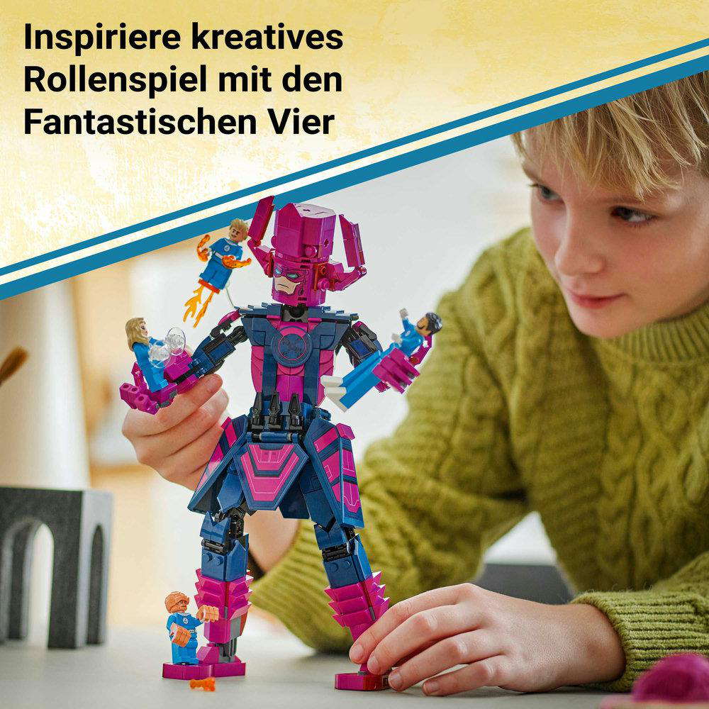 Ein Kind spielt mit einem Lego-Set, das Galactus und Fantastic Four Figuren in einer dynamischen Szene zeigt.