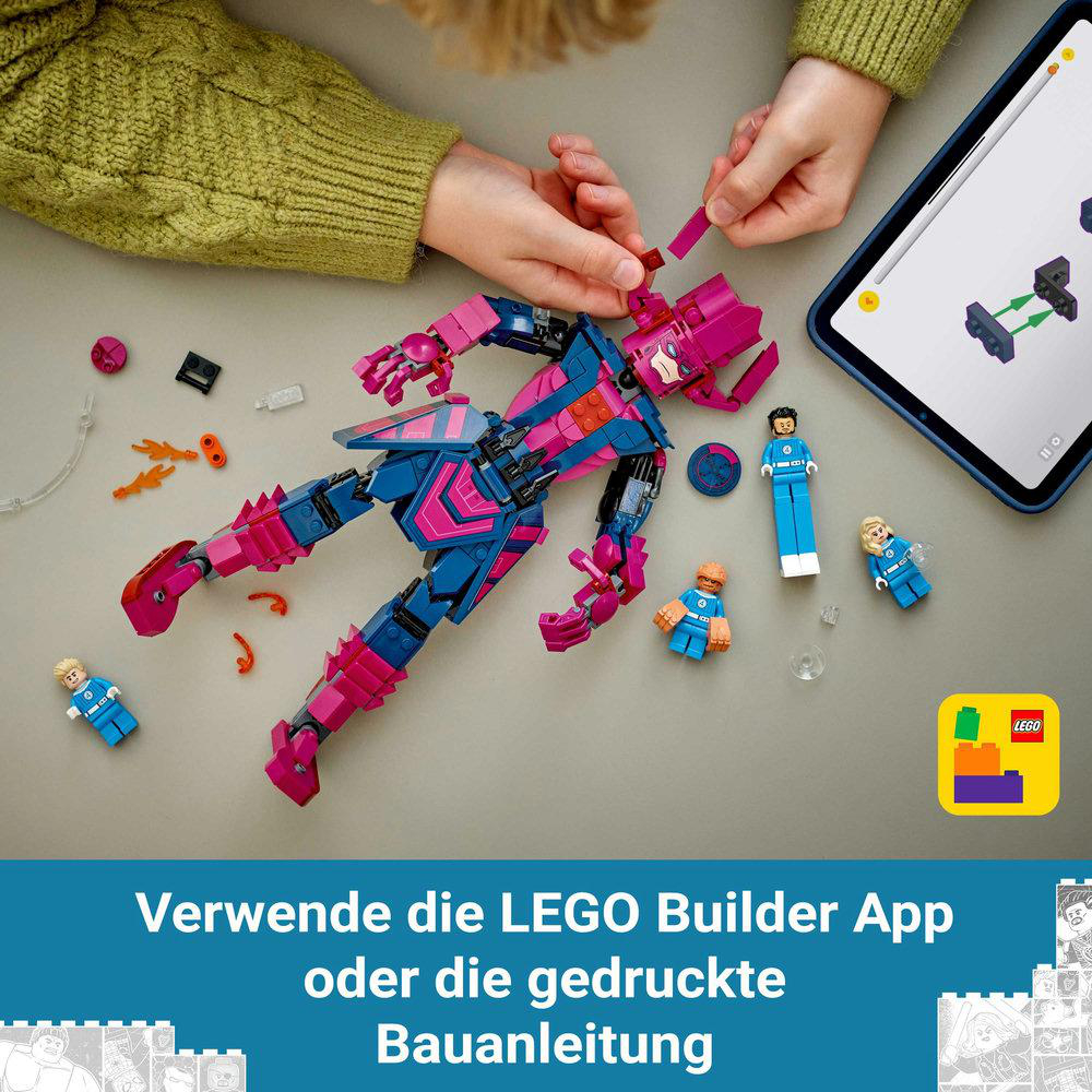 Hände montieren Lego-Set mit Galactus und Fantastic Four Figuren, mit Tablet und gedruckter Anleitung.