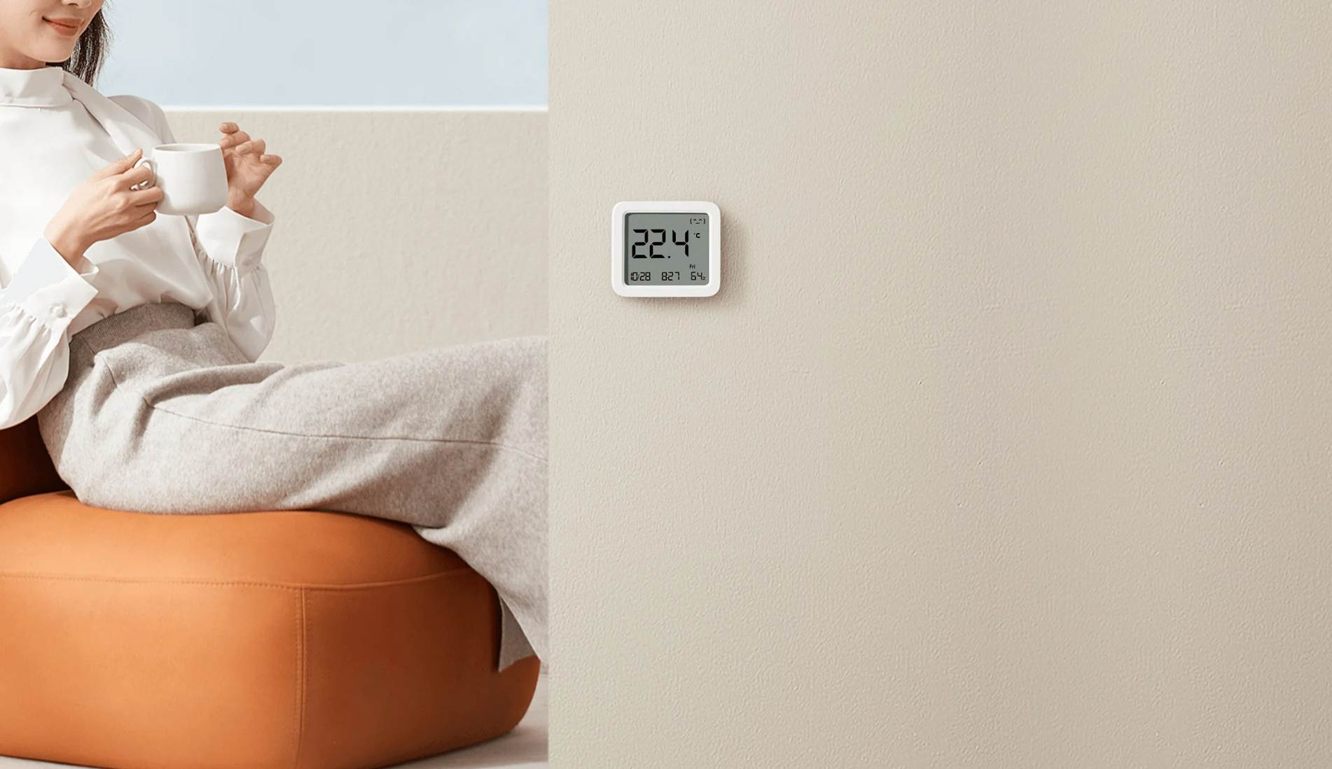 Zegar cyfrowy na ścianie. Pokazuje 22,4 stopnie Celsjusza, godzinę i 34% wilgotności.