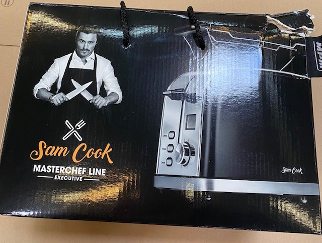 Pudełko na toster Sam Cook. Mężczyzna w fartuchu trzyma noże. Tekst: Masterchef Line, Executive. Obraz czarnego tostera.