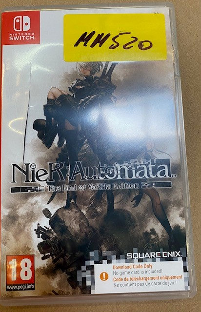 Pudełko gry NieR Automata. Zawiera ilustrację postaci żeńskiej i żółtą naklejkę z napisem "HH520".