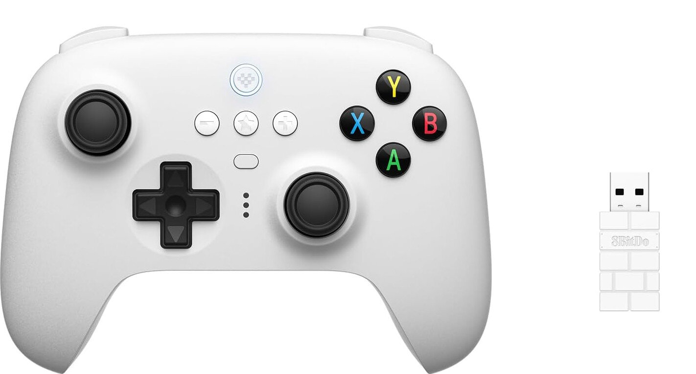 Biały kontroler do gier z czarnymi przyciskami i odbiornikiem USB. Przyciski: Y,X,B,A, D-pad i dwa joysticki.