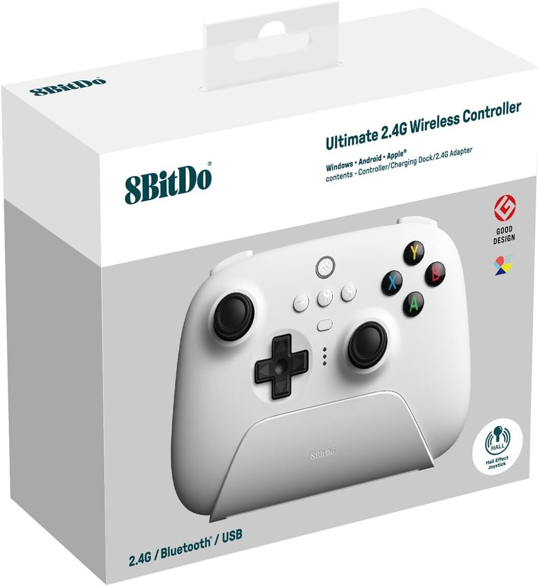 Białe pudełko kontrolera gier 8BitDo. Zawiera biały kontroler bezprzewodowy z przyciskami i joystickami. Napisano na nim "Ultimate 2.4G Wireless Controller".