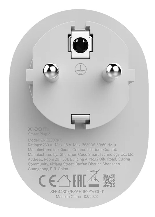Biała wtyczka Xiaomi Smart Plug 2. Ma dwa srebrne piny, pin uziemiający i przycisk. Tekst na urządzeniu podaje specyfikacje.