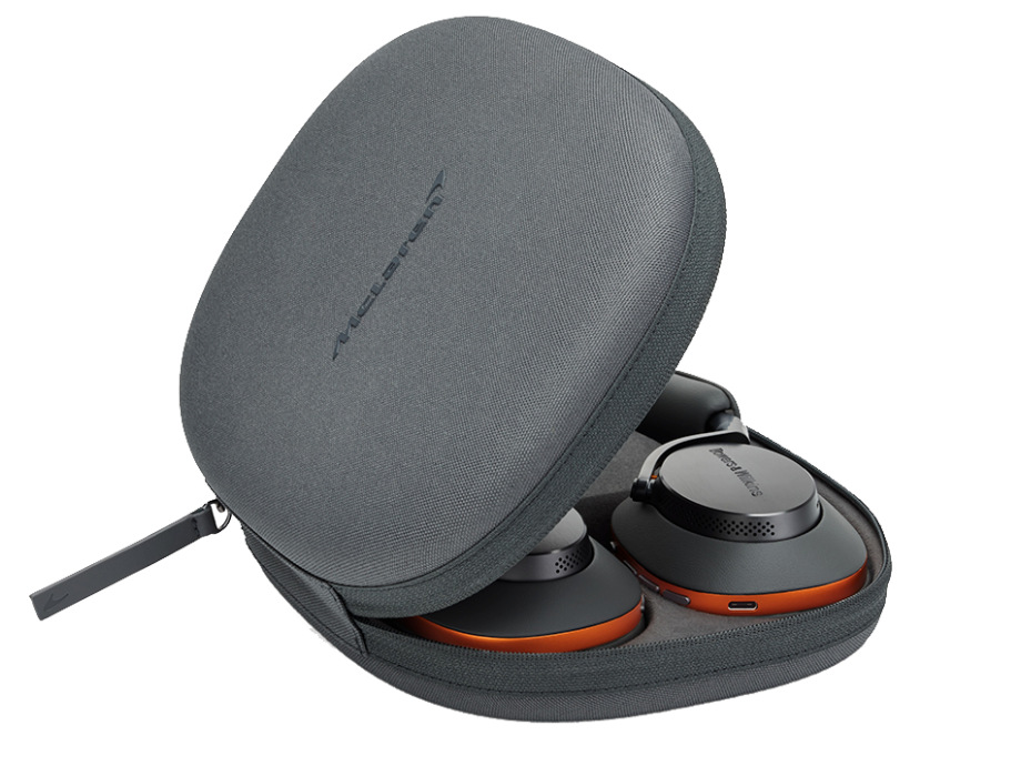 Słuchawki w szarej obudowie, pomarańczowe akcenty.