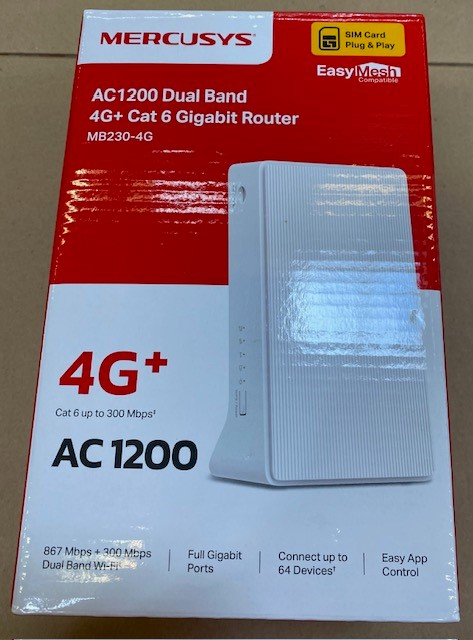 Zapakowany router Mercusys AC1200 dual-band. Czerwono-białe pudełko z routerem w środku.