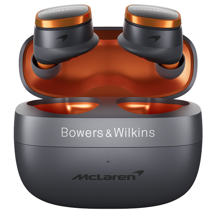 Słuchawki Bowers & Wilkins McLaren w szaro-pomarańczowym etui ładującym.